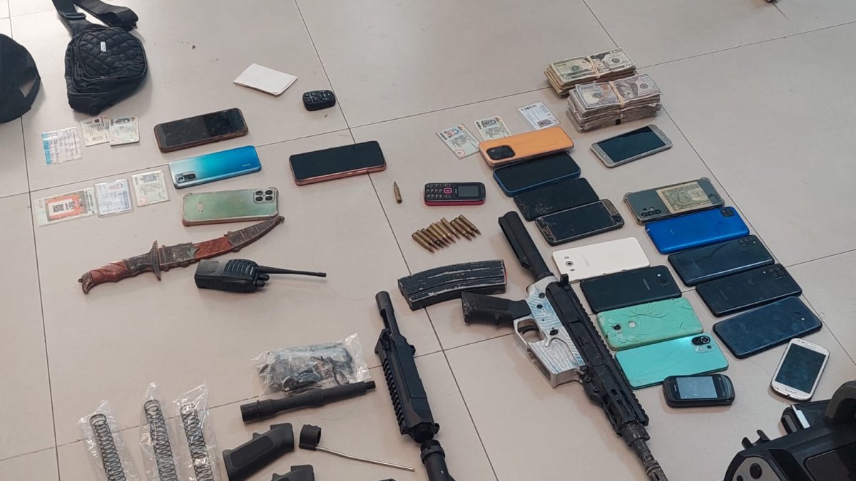 La Policía decomisó en el operativo un fusil, 11 cartuchos de fusil, 18 celulares y radios de comunicación.