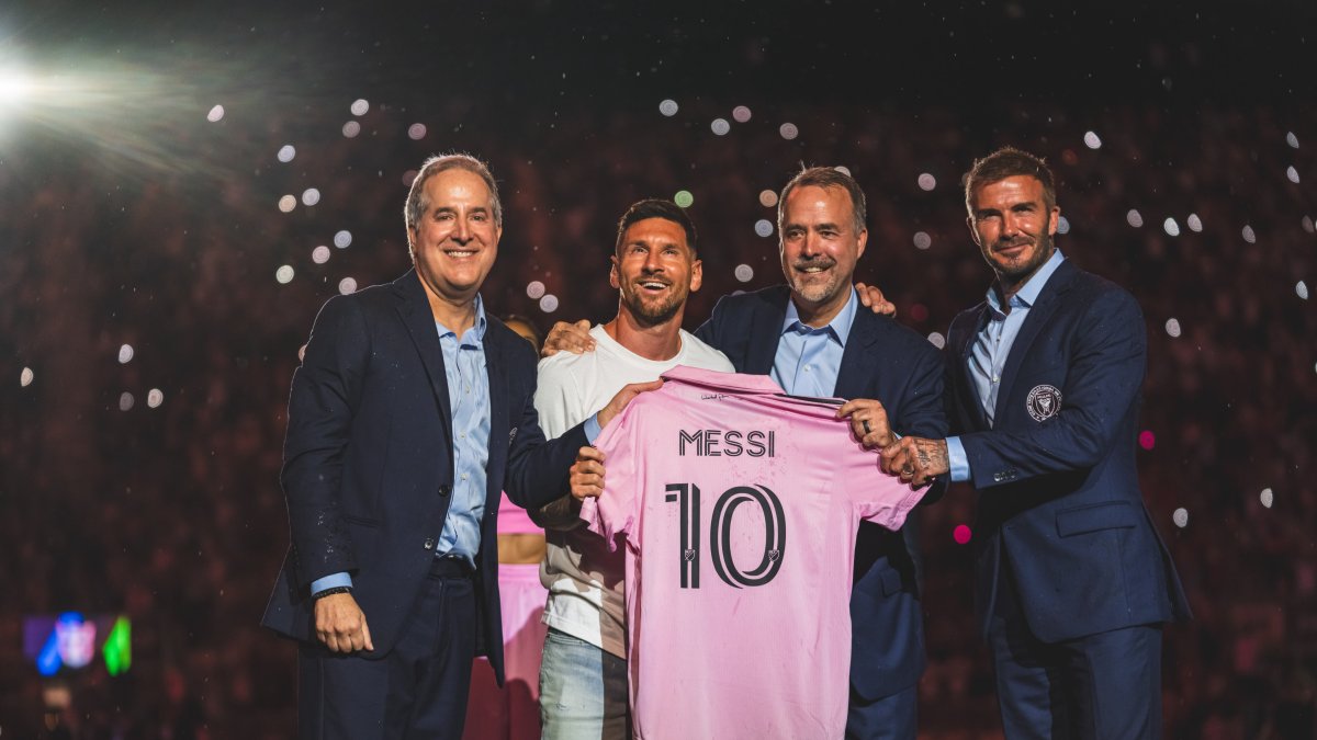 Los directivos del club le hicieron la entrega de la camiseta a Messi.