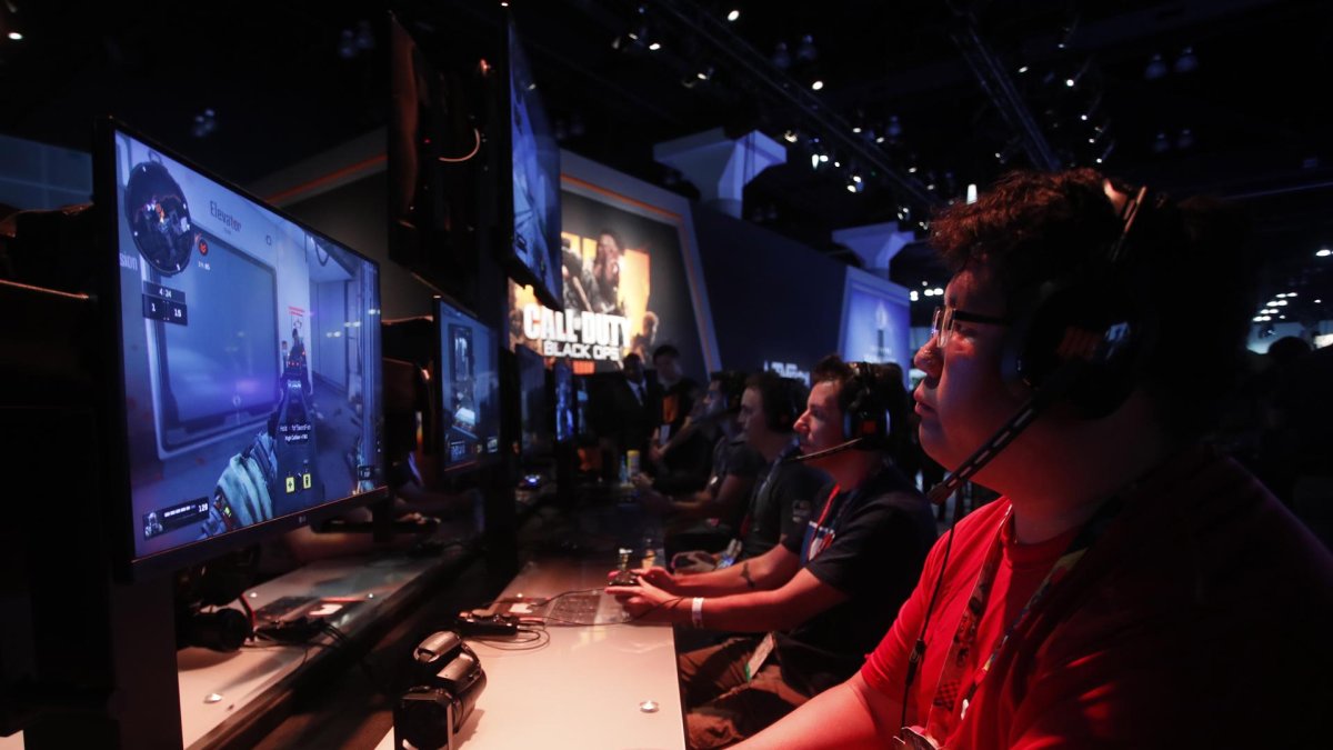 Personas juegan a Call of Duty durante la Electronic Entertainment Expo.