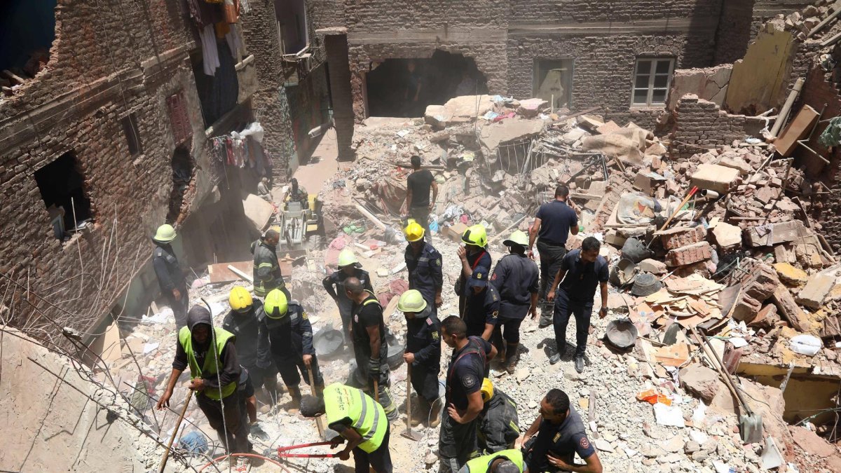 Rescatistas trabajan en la zona del derrumbe, en el barrio de Hadayek al Qoba, este de El Cairo.