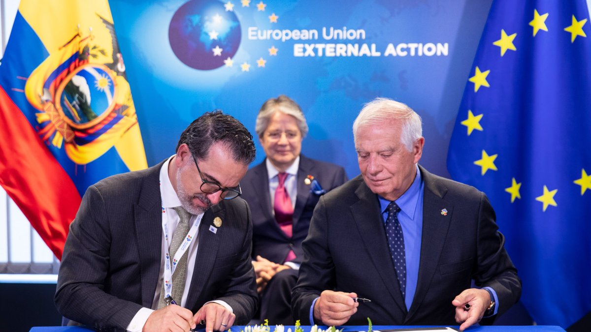El canciller de Ecuador, Gustavo Manrique, y el representante de la UE en Ecuador, Charles-Michel Geurts, suscribiendo el memorando.