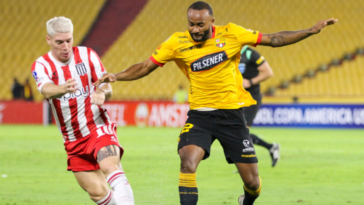 Leonai Souza (d) Barcelona disputa el balón con Benjamín Rollheiser de Estudiantes.