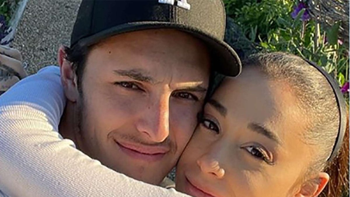 Ariana Grande y Dalton Gómez se casaron en 2021. La ceremonia privada tuvo lugar en Montecito (California).