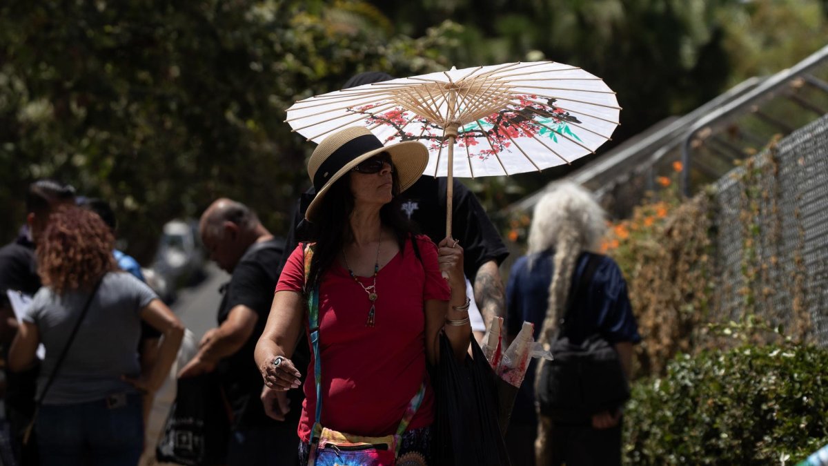 Calor. Una mujer se protege del sol en el Echo Park, en Los Ángeles, California.