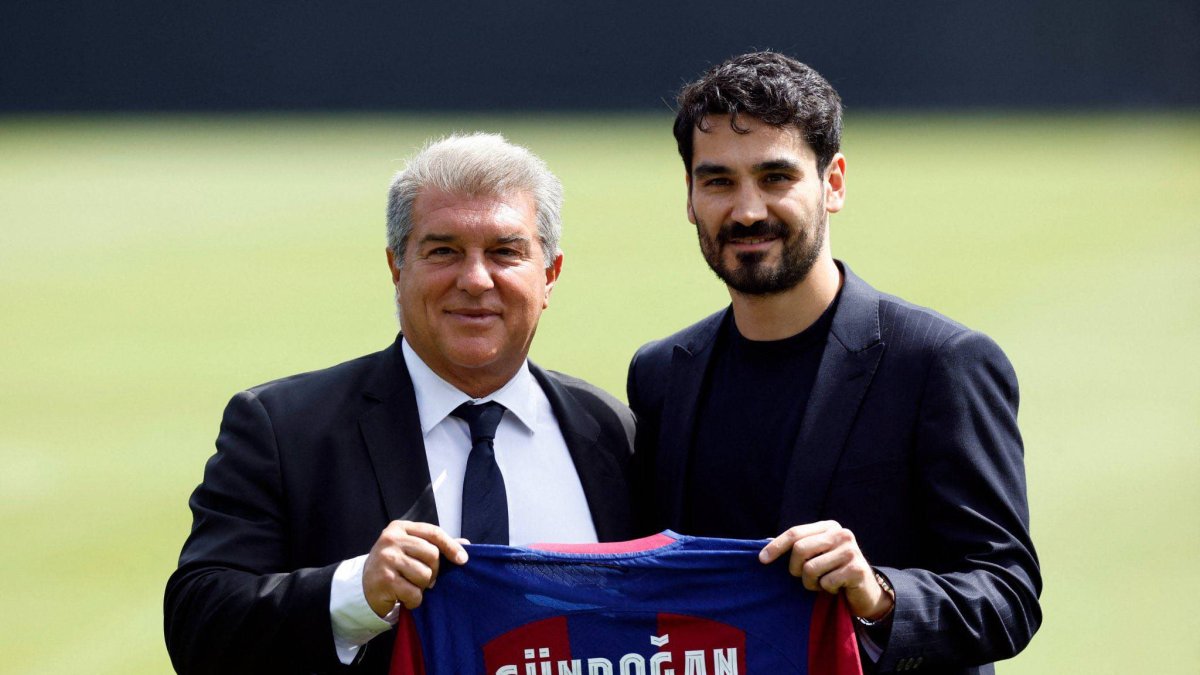 Gundogan posando con el presidente del club, Joan Laporta y su nueva camiseta.