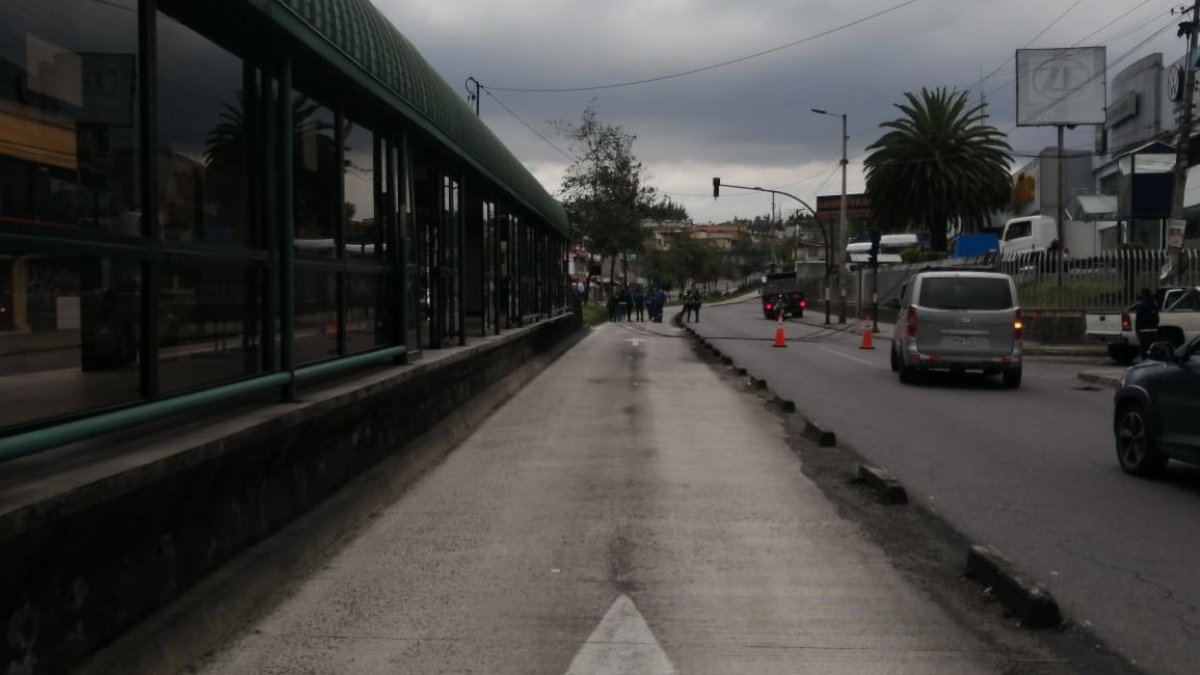 Medidas. Un carril de la vía se cerró como prevención.