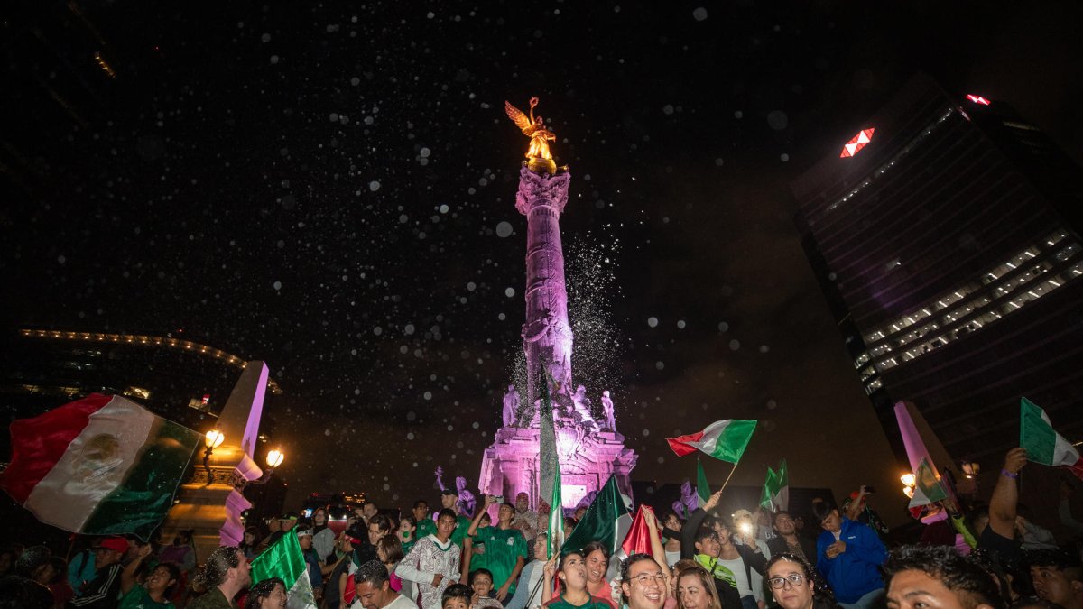 Miles de aficionados aztecas se dieron cita en el Ángel de la Independencia.