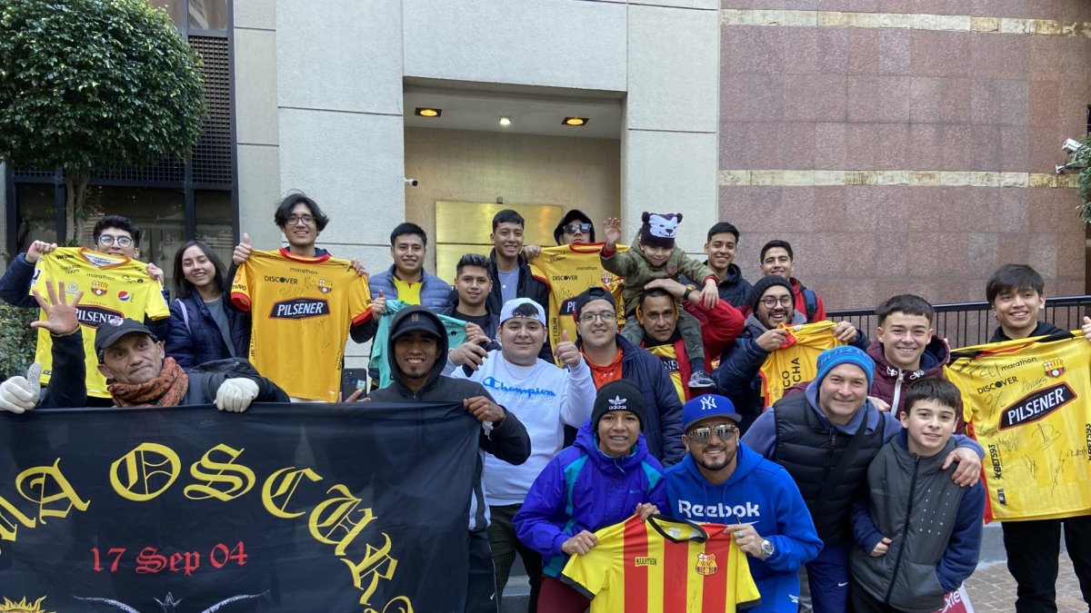 Decenas de hinchas de Barcelona llegaron a Buenos Aires, para el duelo ante Estudiantes de La Plata.