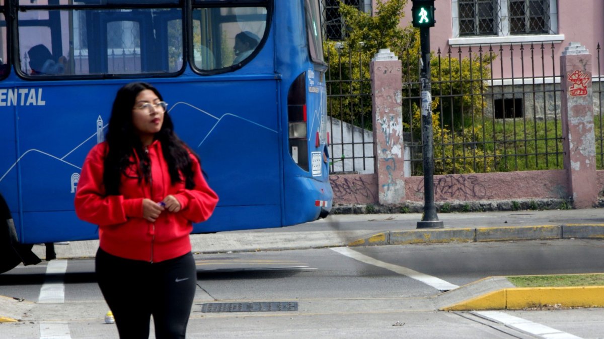 Complicado. En cualquier parte de la ciudad se enfrenta el mismo panorama, que imposibilidad respirar con tranquilidad mientras se circula por las calles.