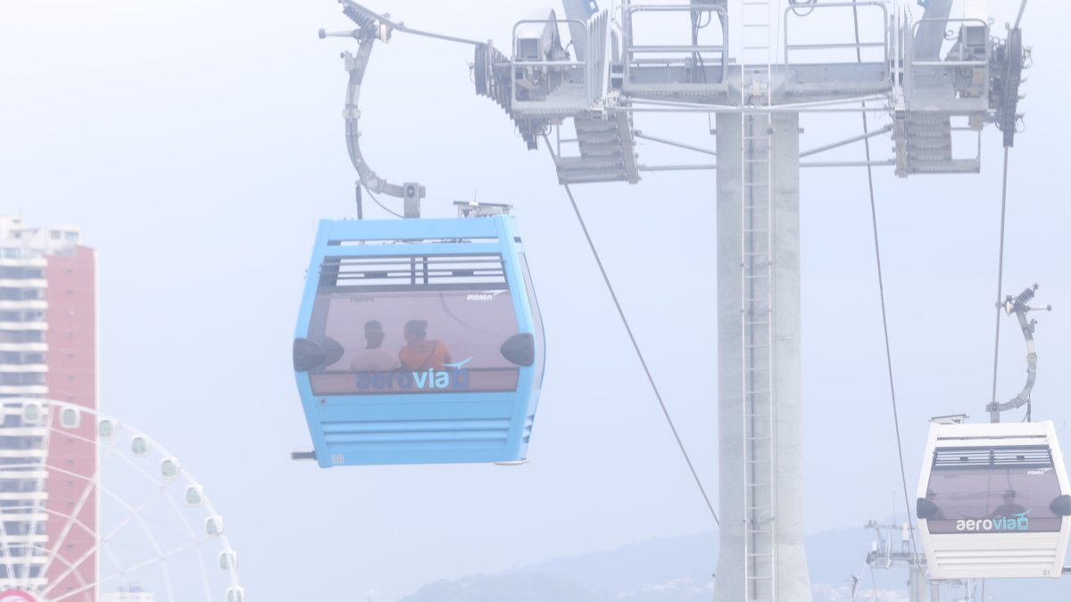 1. Las cabinas. Los actos considerados indebidos se han realizado en el interior de las cabinas de la aerovía. Muchas parejas circulan en ese medio de transporte.