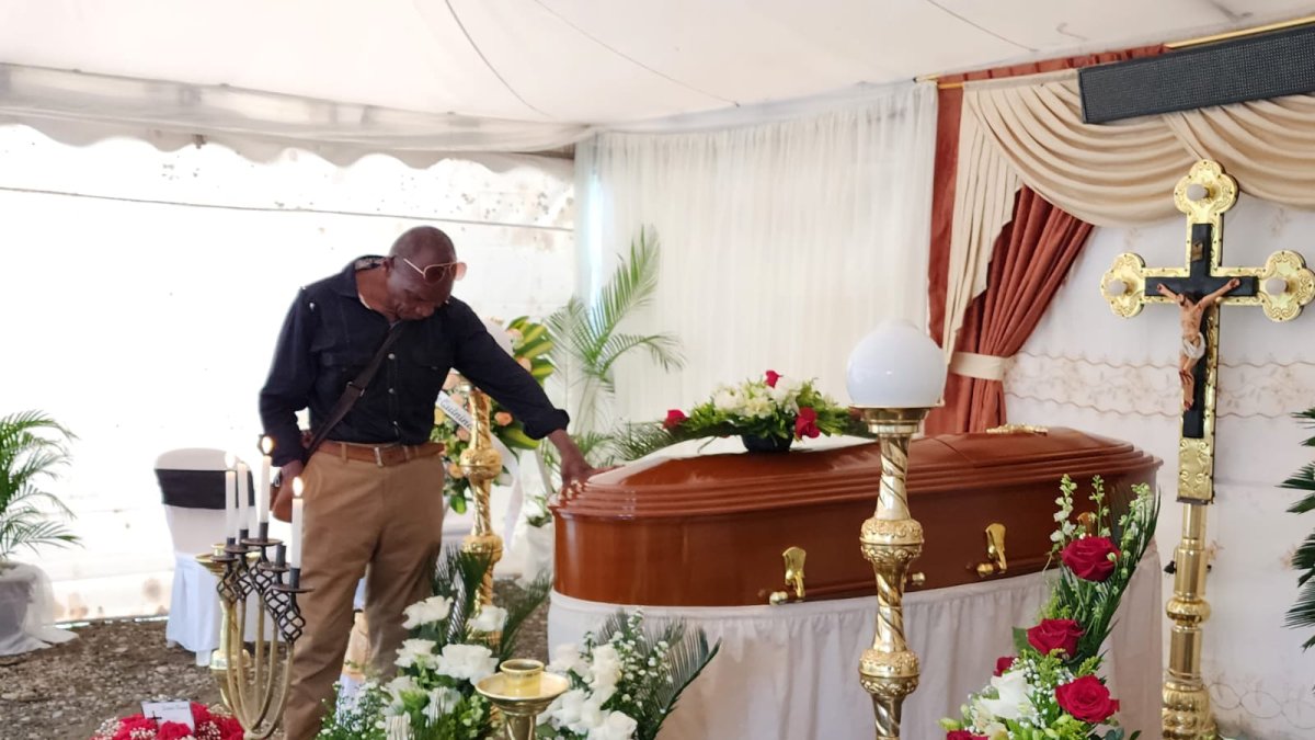 Los restos del político esmeraldeño, que fue asesinado, llegaron procedentes de Santo Domingo.