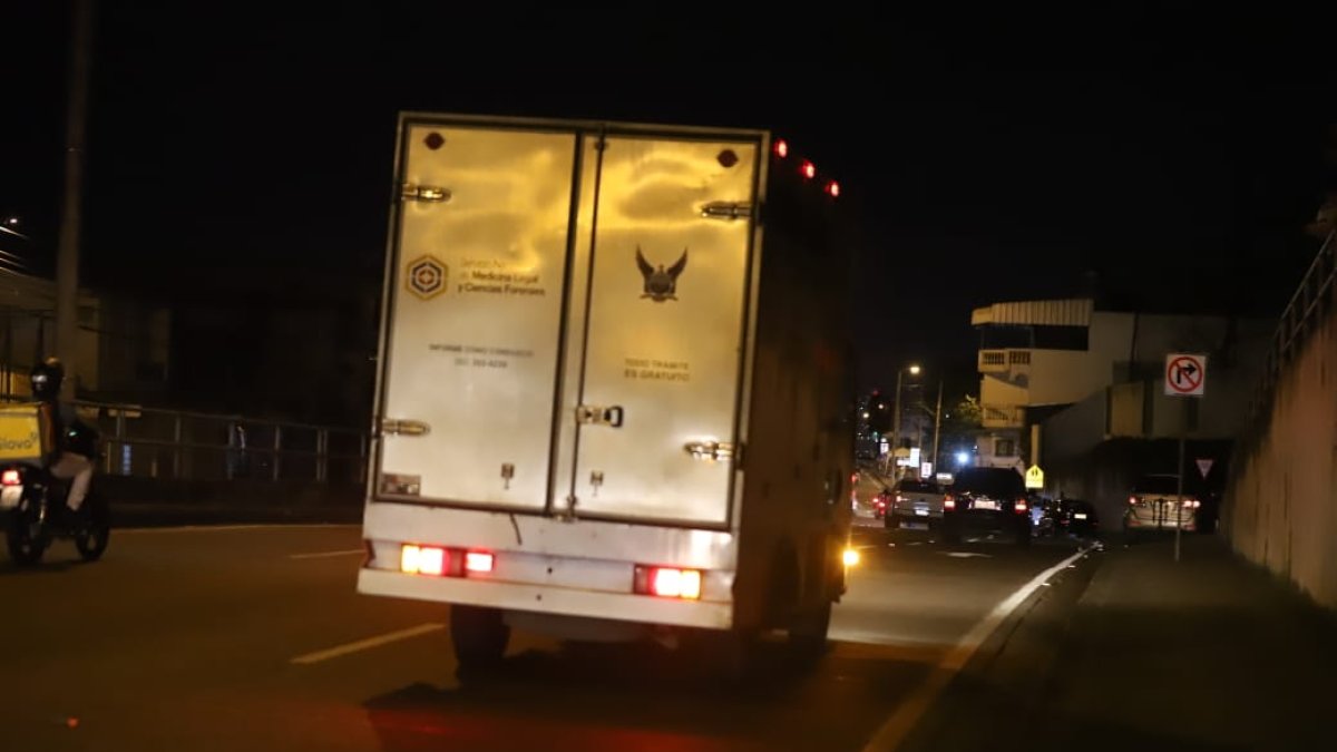 Los cuerpos fueron subidos al carro de Medicina Legal y llevados al Laboratorio de Criminalística.