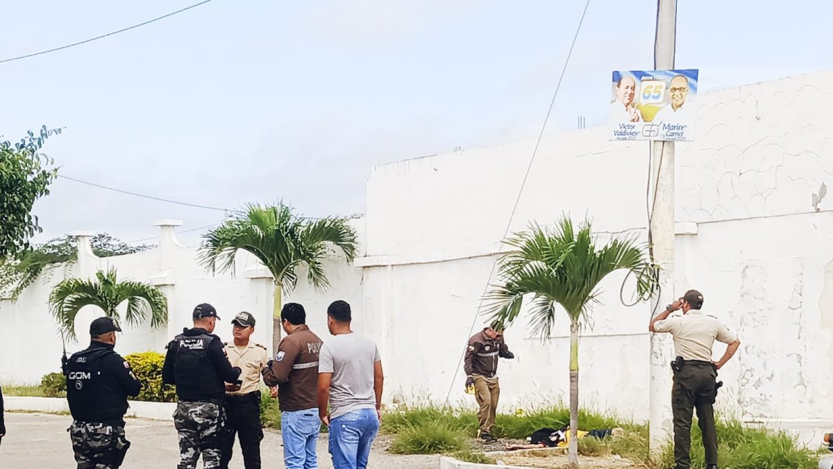 Acontecimiento. El cuerpo de la víctima quedó tendido sobre la acera.