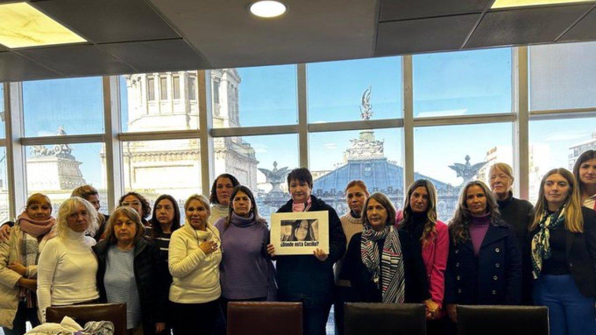 Gloria Romero, madre de Cecilia, sostiene un cuadro con la foto de su hija.