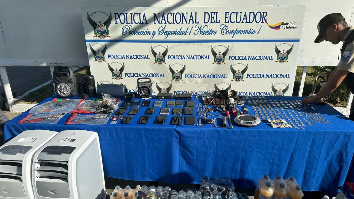 Elementos. La policía mostró lo recopilado en el operativo realizado.