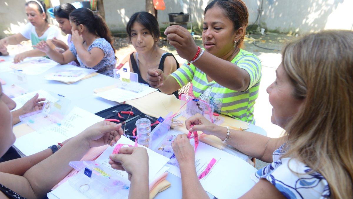 Taller de alambrismo. Las mujeres se reúnen en una de las casas de la comuna a aprender a crear vistosos aretes.