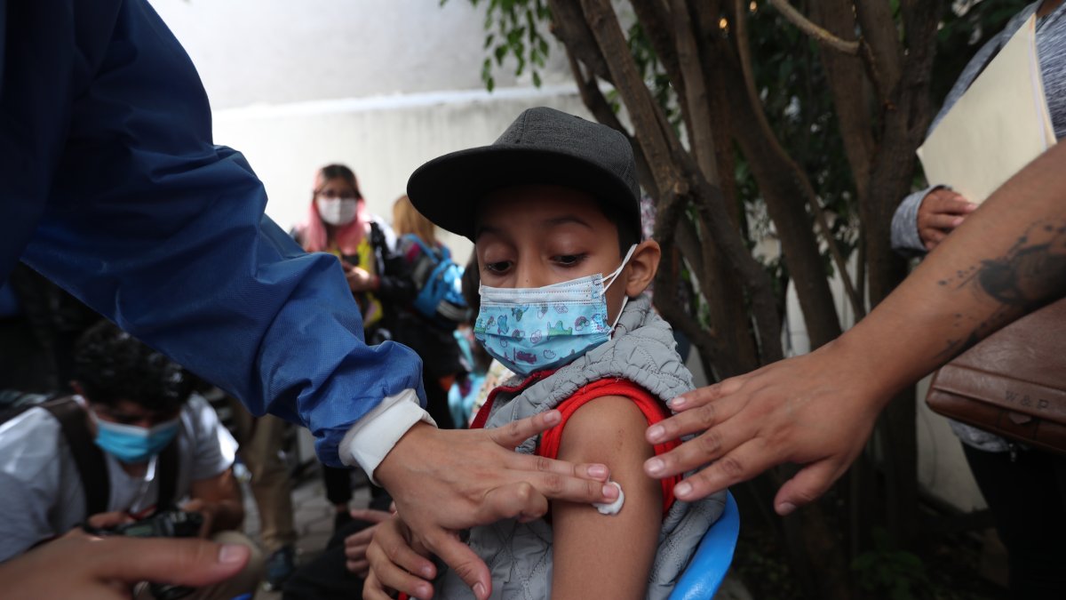 Fotografía de archivo de un niño mientras es vacuando contra la Covid-19 en Ciudad de México (México).