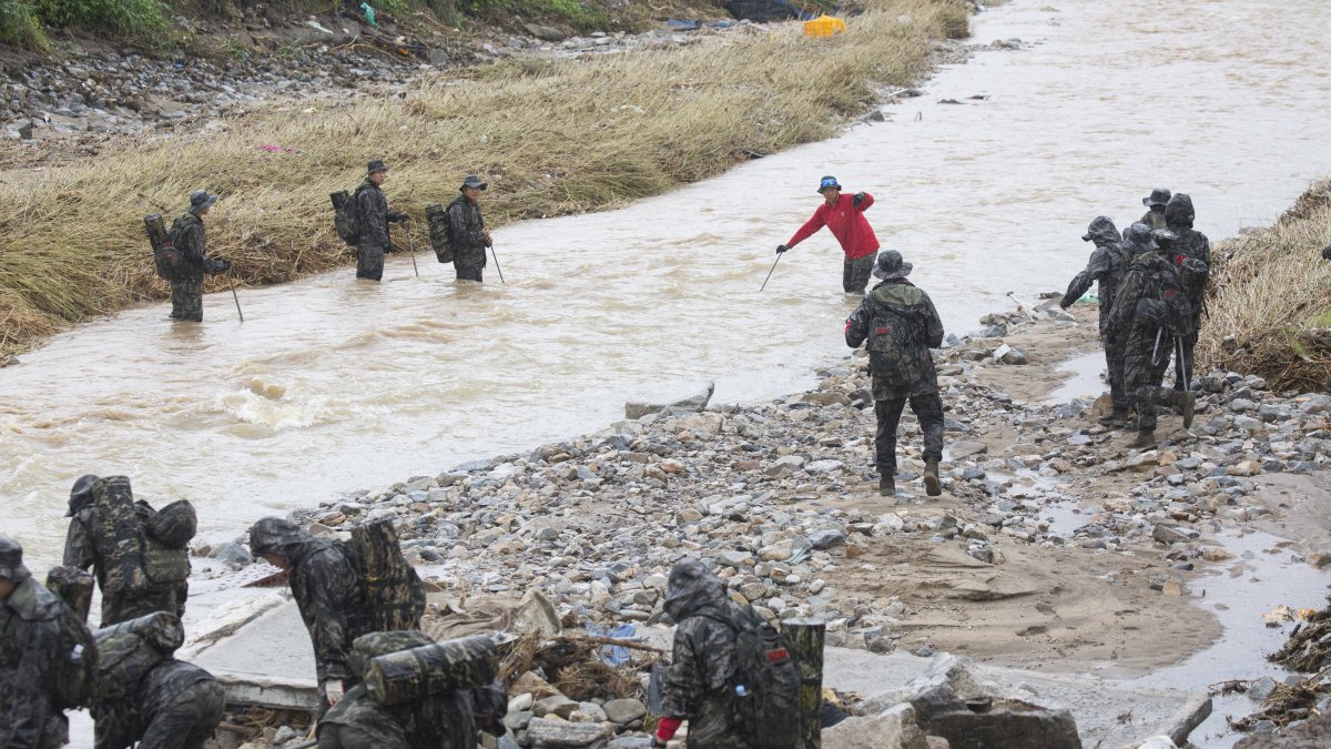 Algunos residentes en esta provincia y la aledaña ciudad de Gwangju tuvieron que ser evacuados hoy por riesgo de desprendimientos.