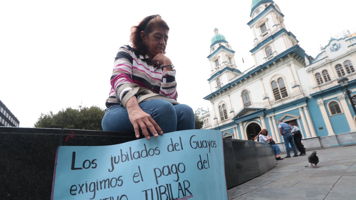 Los docentes jubilados exigen el pago del incentivo jubilar.