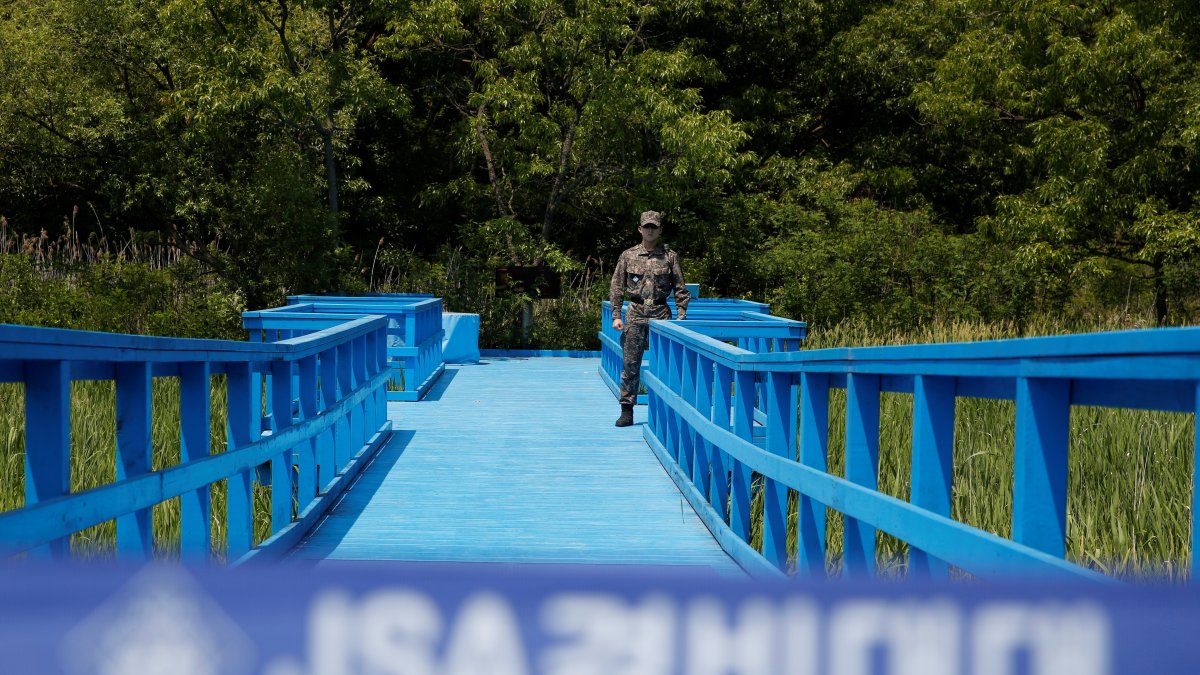 Soldados norcoreanos montan guardia en la zona de seguridad conjunta (JSA) de la Zona Desmilitarizada (DMZ) en la localidad de Panmunjom en Paju, Corea del Sur, en una foto de 2019.