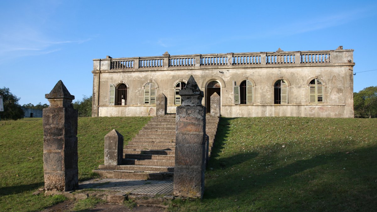 La antigua casa de la gerencia de la compañía francesa que en la segunda mitad del siglo XIX y hasta comienzos del siglo XX procesó el oro extraído en el departamento uruguayo de Rivera.