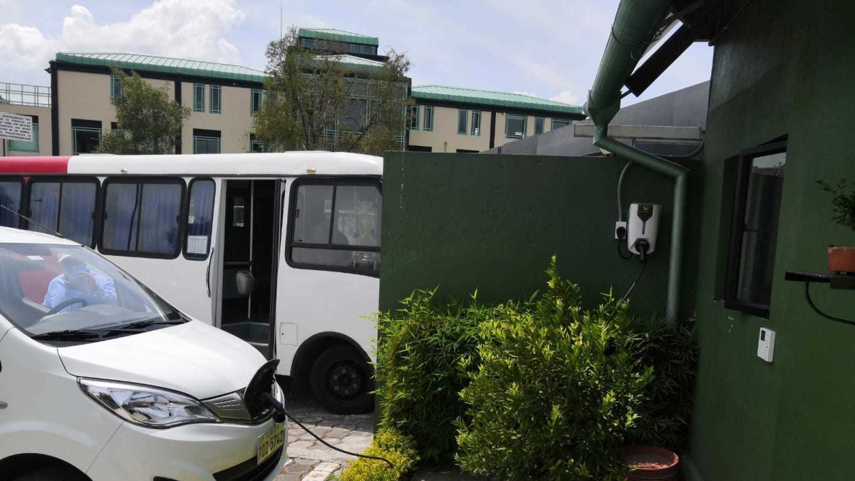 Sostenibilidad.- Un carro recibe carga eléctrica.