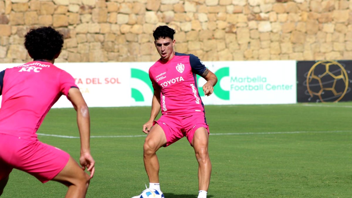 El volante argentino Lorenzo Faravelli es una de las figuras de los rayados.