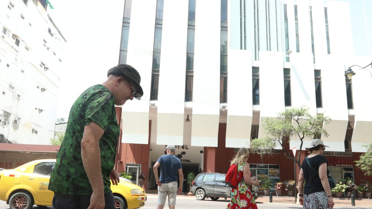 Paseo. En el centro de la ciudad se puede observar la llegada de turistas extranjeros que recorren los sitios más atractivos de la urbe.