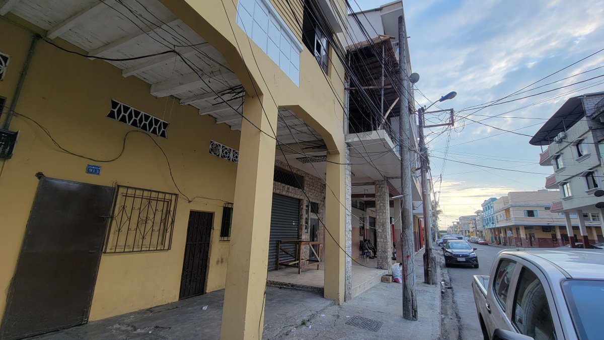 Hecho. En varios tramos de la zona, hay cables colgando a su paso.