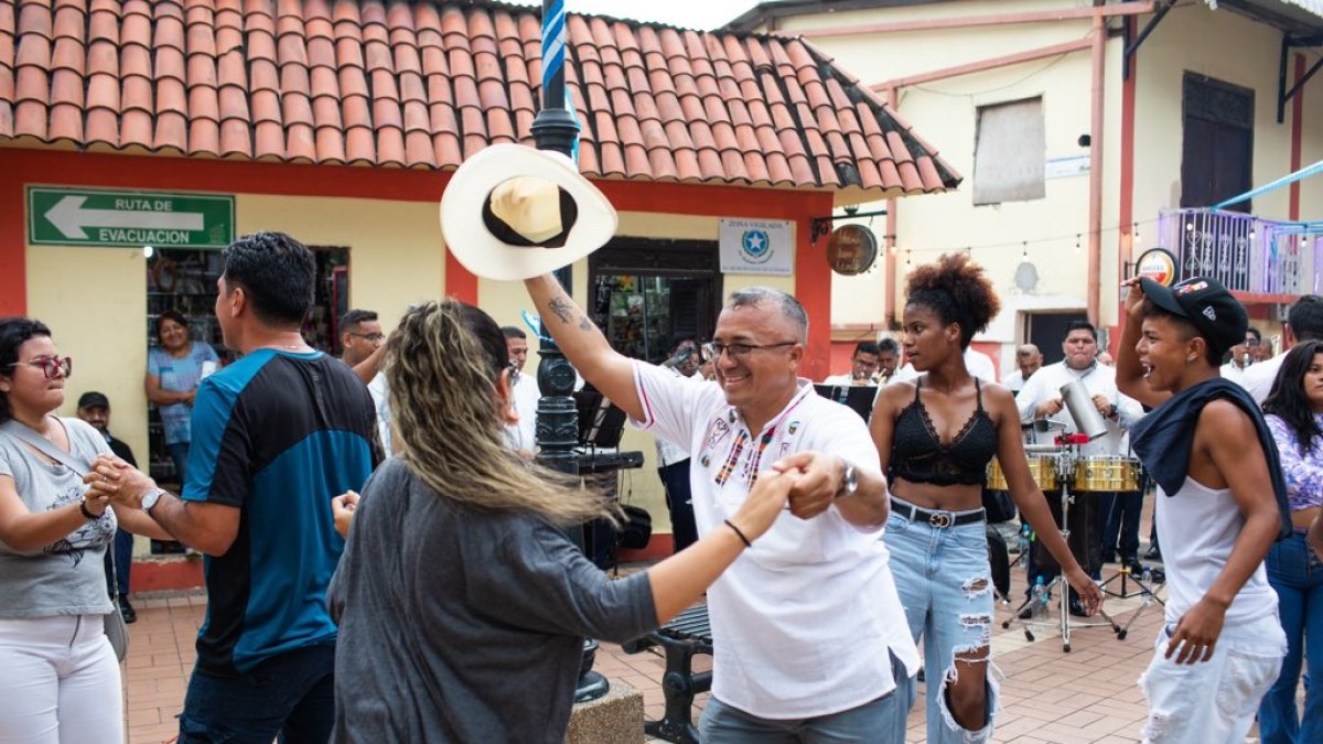 El baile y la música no paran en Las Peñas por las fiestas julianas