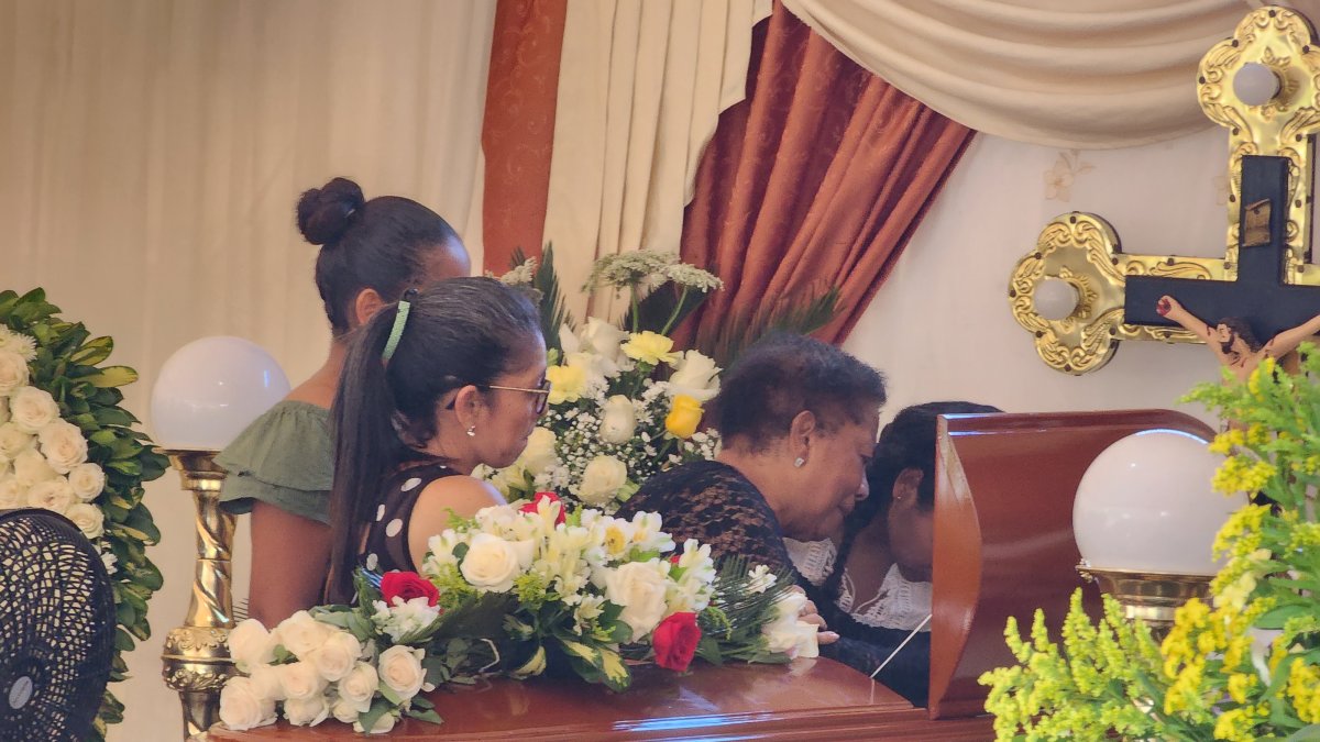 Ciro, mamá de Ríder Sanchez, se acerca al féretro de su hijo