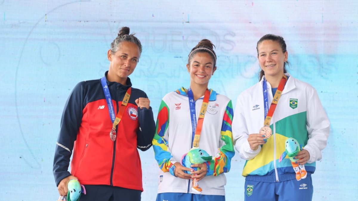 María Emilia Quintana (c) en lo más alto del podio del torneo de tenis de playa. Fue oro en individual femenino y bronce en parejas mixtas.