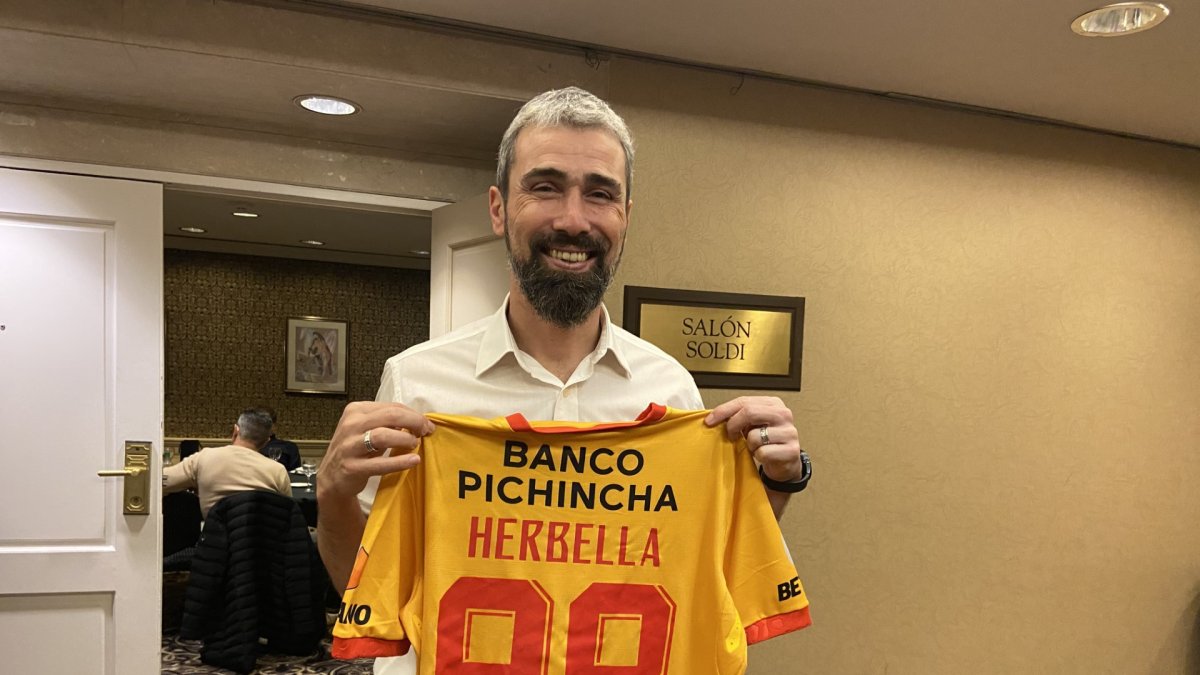 Juan Manuel Herbella recibió una camiseta de Barcelona, previo al duelo frente a Estudiantes de La Plata por la Copa Sudamericana. El argentino es hoy doctor y docente universitario en su país.