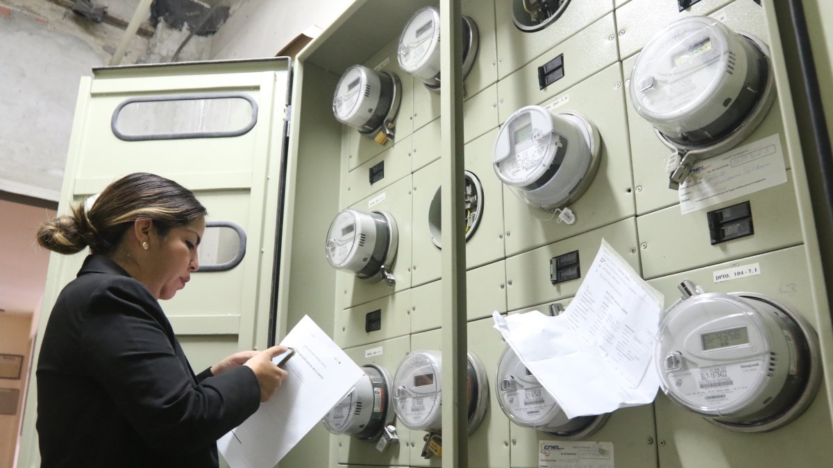 Queja. María José Jiménez levanta la voz contra CNEL en representación de unos 6.000 usuarios.