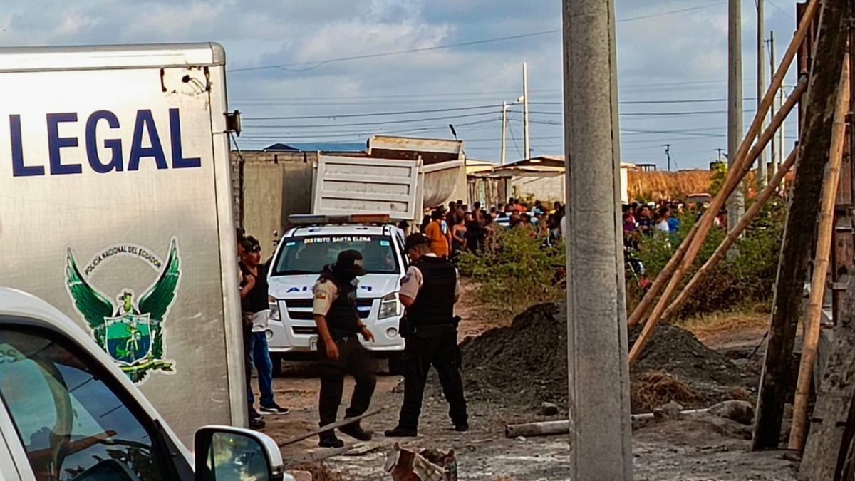 Pericias. Los investigadores recogieron indicios que serían analizados para determinar si los cinco crímenes guardan relación.