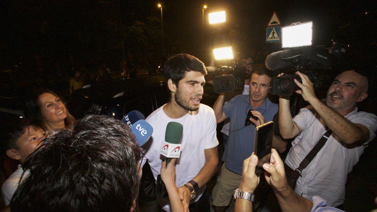 El tenista Carlos Alcaraz, flamante campeón de Wimbledon, a su llegada a su domicilio de la localidad murciana de El Palmar.