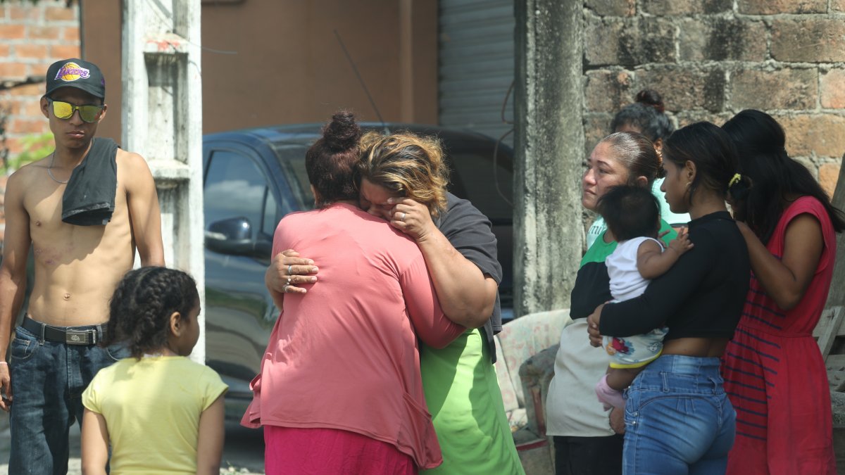 Lamento. Familiares de una víctima de sicariato en Durán esperaron en el lugar hasta que llegue Crimininalística.