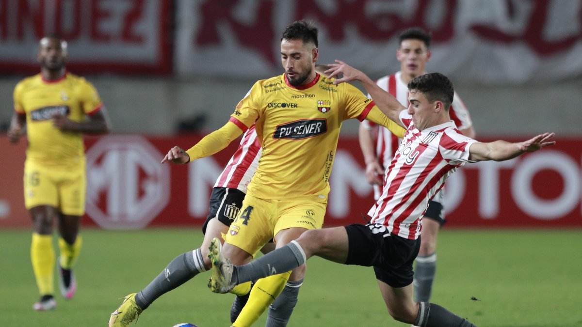 Gastón Benedetti (d) de Estudiantes disputa el balón con Francisco Fydriszewski de Barcelona, en un partido de la Copa Sudamericana.