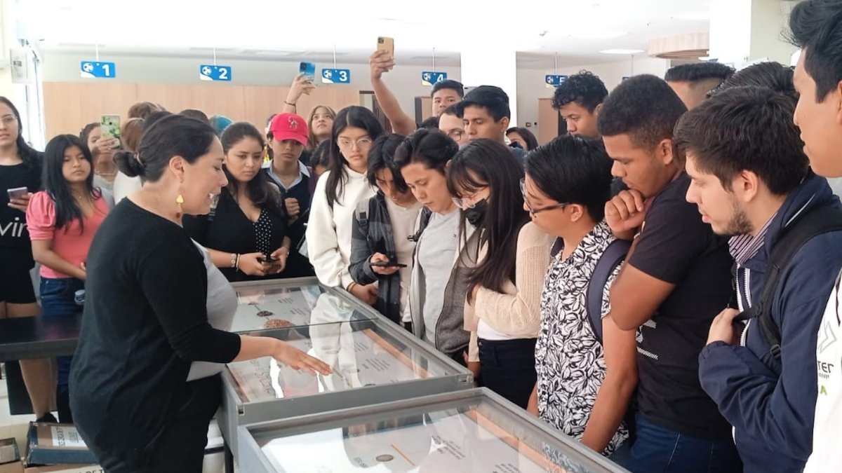 Exhibición. Una de las guías del Museo Numismático da información en una de las muestras itinerantes en la Universidad Politécnica Salesiana en Guayaquil, el 8 y 9 de junio de 2023.