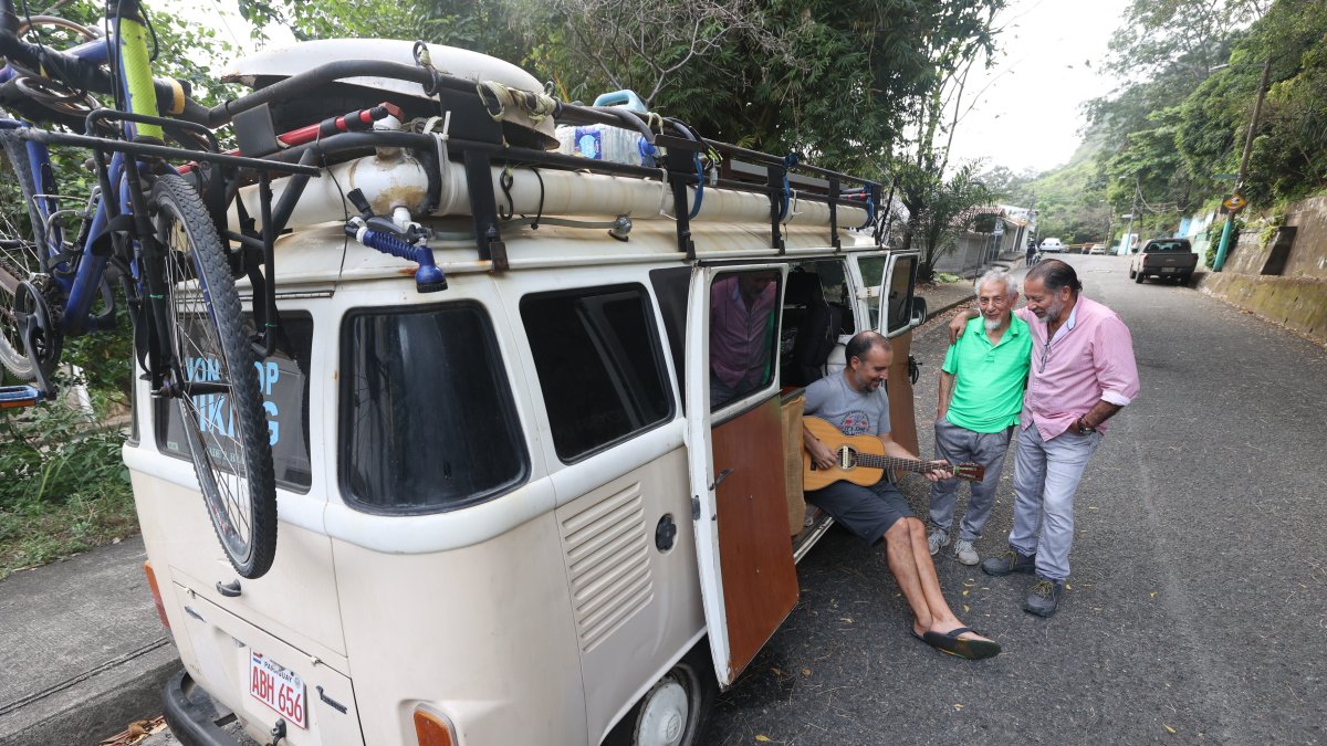 Sans junto con Luis Burgos y Hugo Viquez, ambos residentes de El Paraíso.