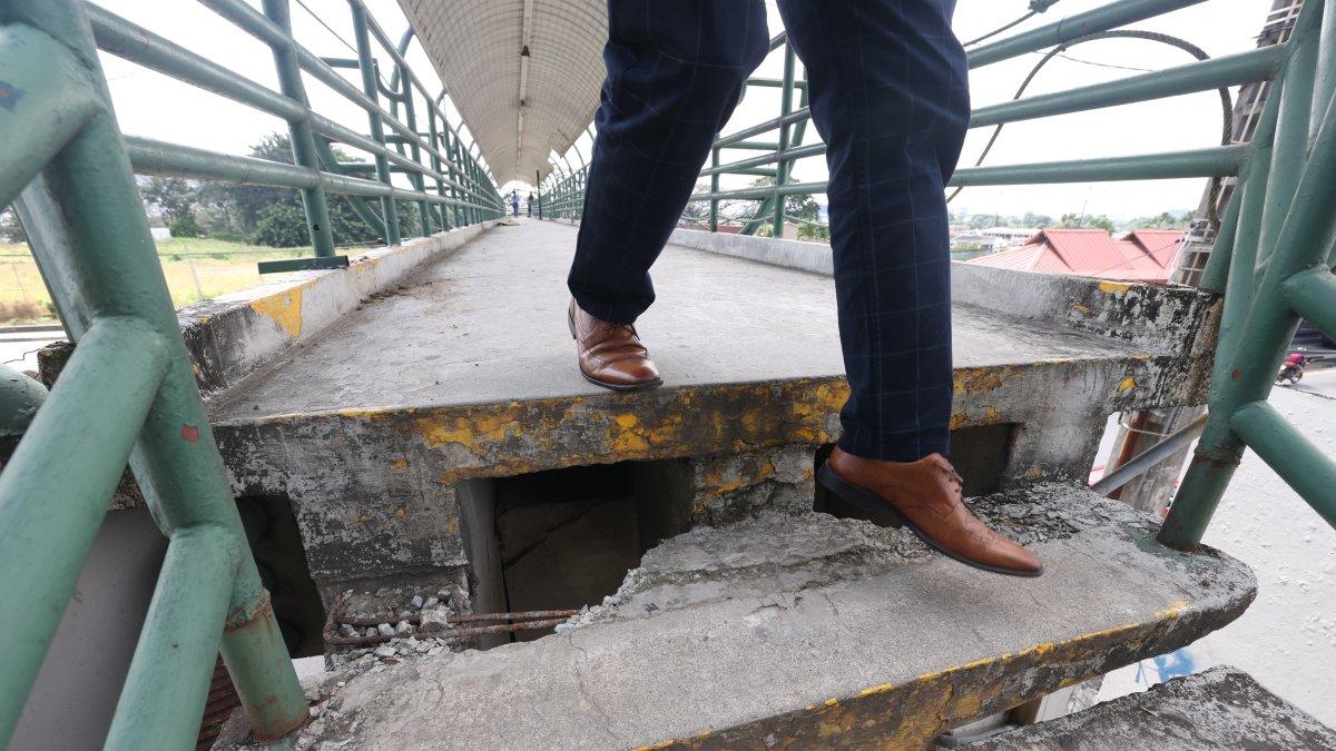 Un escalon se encuentra en mal estado en la parada de Metrovía de Miraflores.