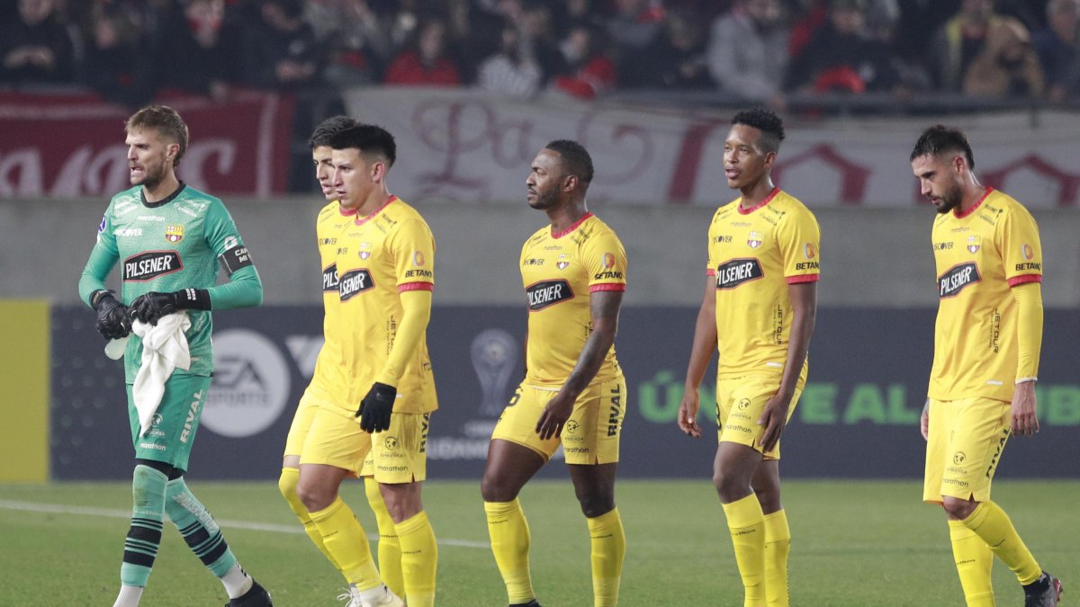 Jugadores de BSC salen cabizbajos por la dura derrota.