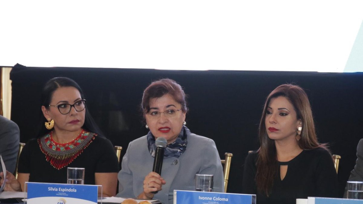 Atamaint coincidió en un conversatorio sobre voto telemático este 19 de julio con la viceministra de Relaciones Exteriores, Silvia Espindola (centro) y la jueza electoral Ivonne Coloma.