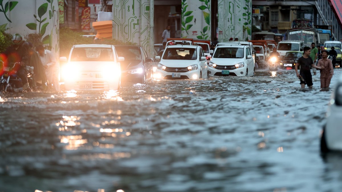 Automovilistas transitan por una carretera inundada tras las fuertes lluvias monzónicas en Rawalpindi, Pakistán, el 19 de julio de 2023.