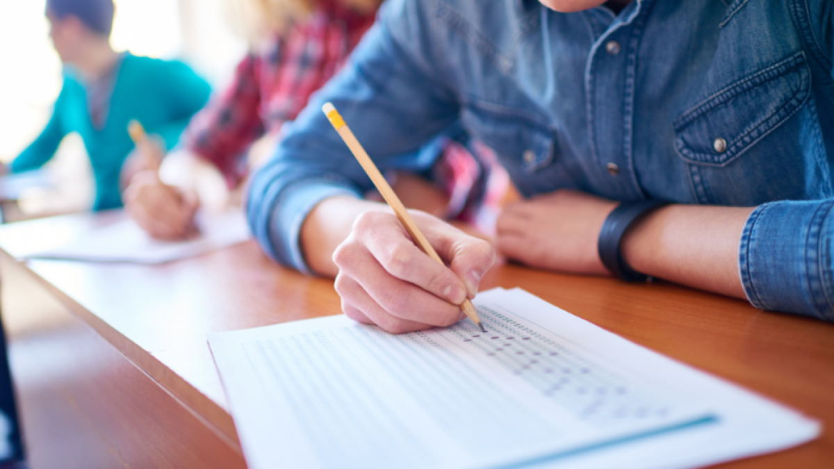 Las instituciones educativas particulares tienen prohibido negarle a un estudiante rendir un examen por deudas