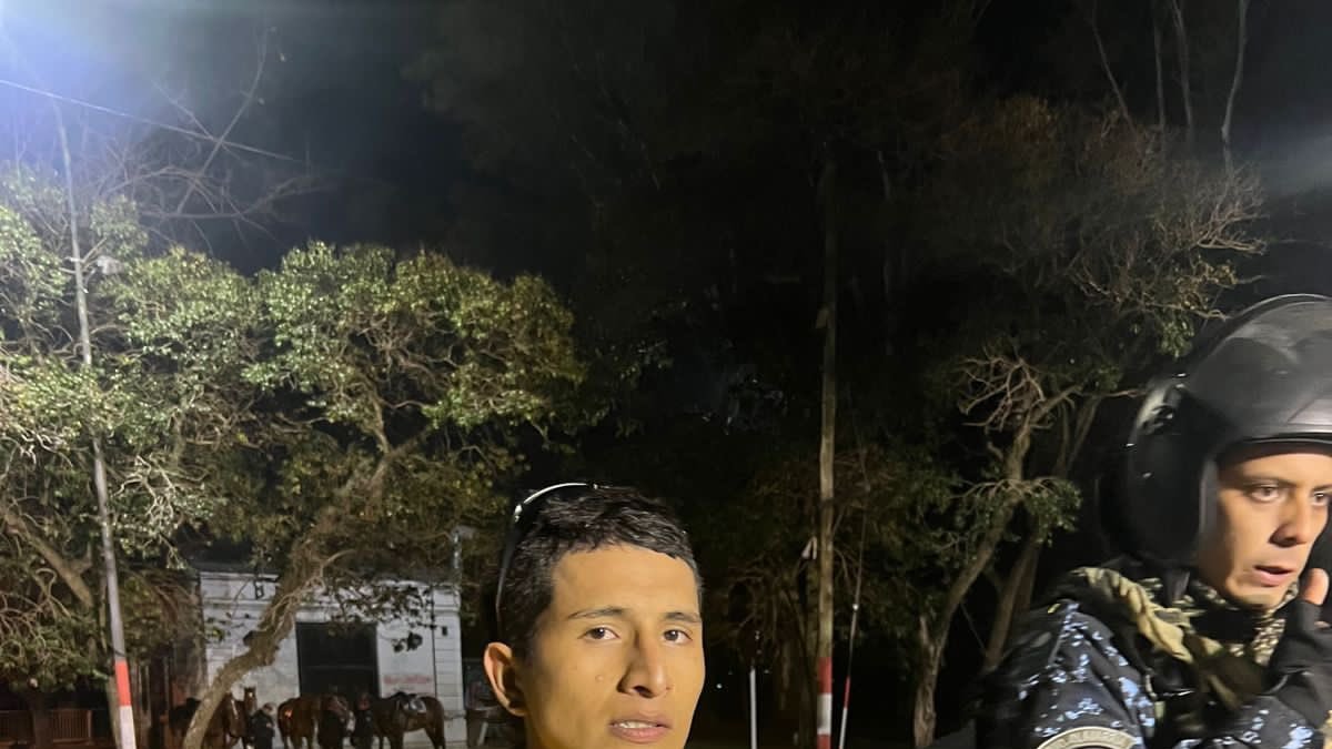 En el vídeo se observa como lanza la bengala a los aficionados de Estudiantes.