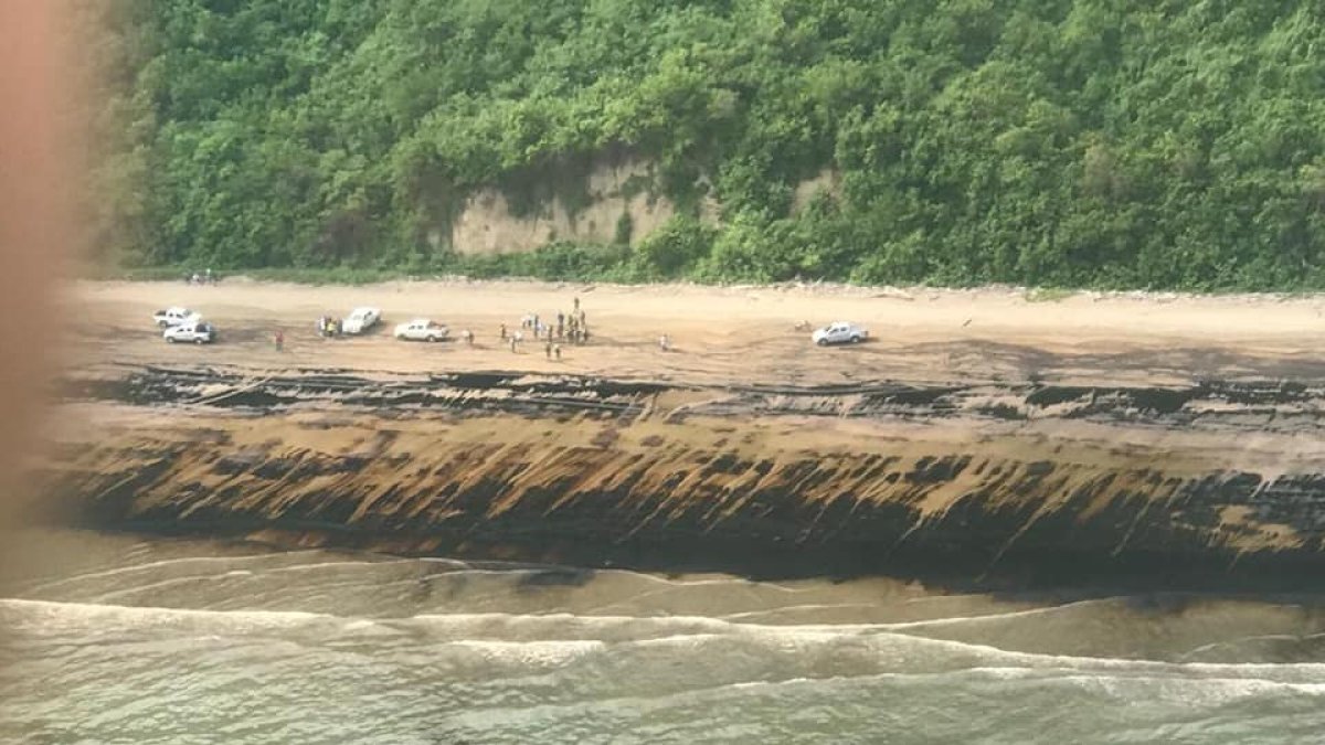 El derrame de petróleo en el mar deja sus marcas en la arena de la playa Las Palmas.