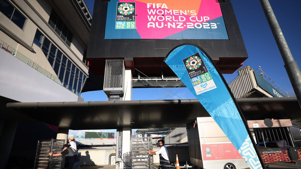 En las afueras del Eden Park se detecta movimiento de gente de la organización.