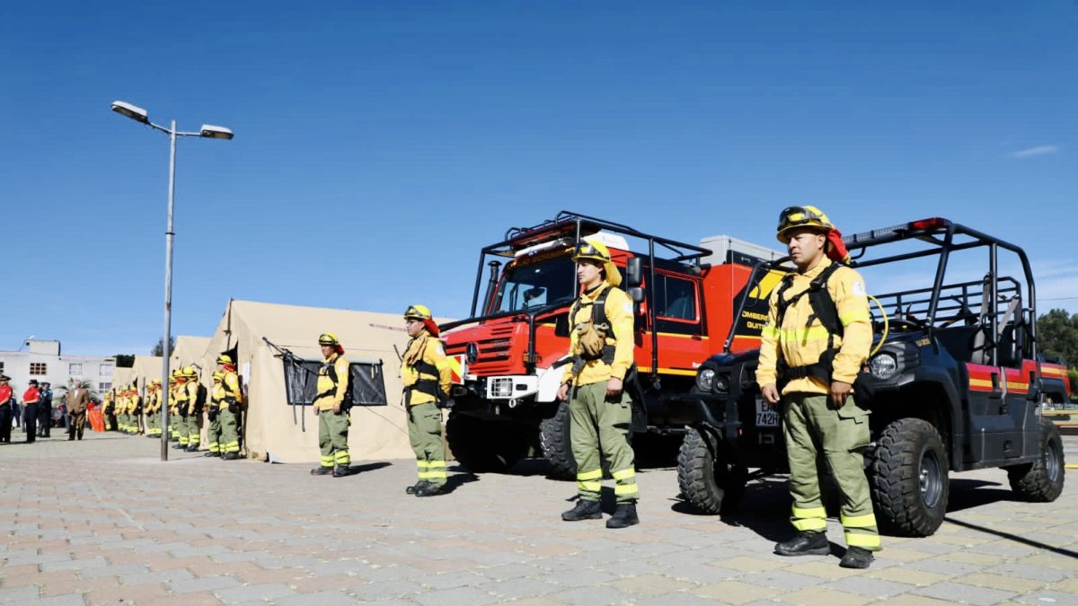 Vehículos, trajes adecuados y hasta un campamento fueron entregados a los bomberos de la capital.