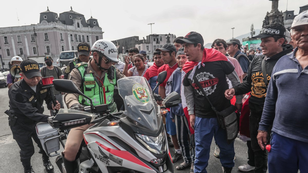 Manifestantes discuten con un policía de tránsito durante una marcha para reclamar la renuncia de la presidenta Dina Boluarte y el cierre del Congreso hoy, en Lima (Perú). EFE/ Aldair Mejia